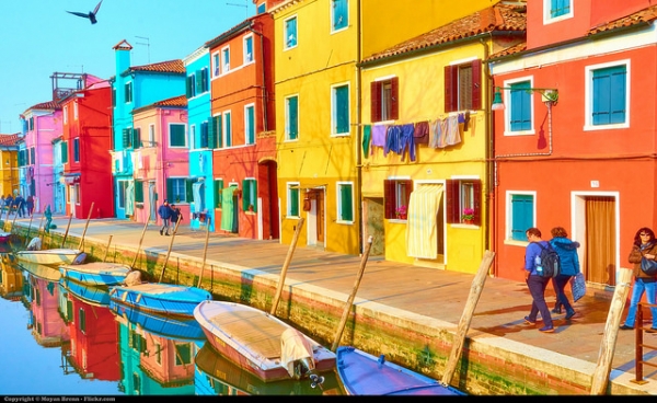 Travelers in Venice, Italy, peruse the colorful architecture. (Photo: Flickr @aigle_dore)
